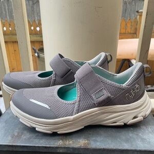 Gray Ryka Size 8M Women's Sneakers Shoes